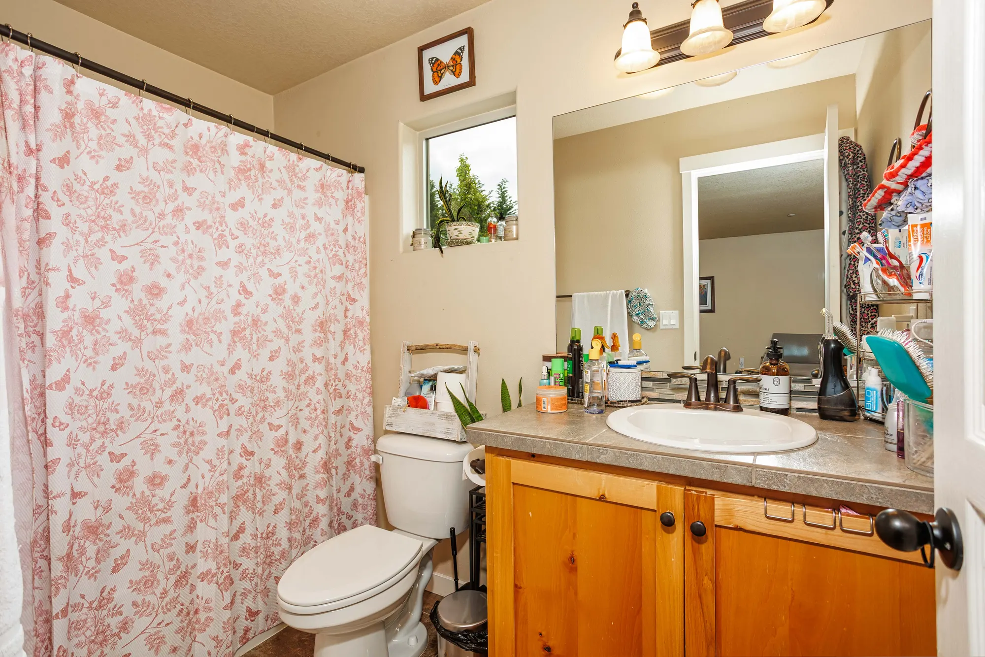 Upstairs main bathroom