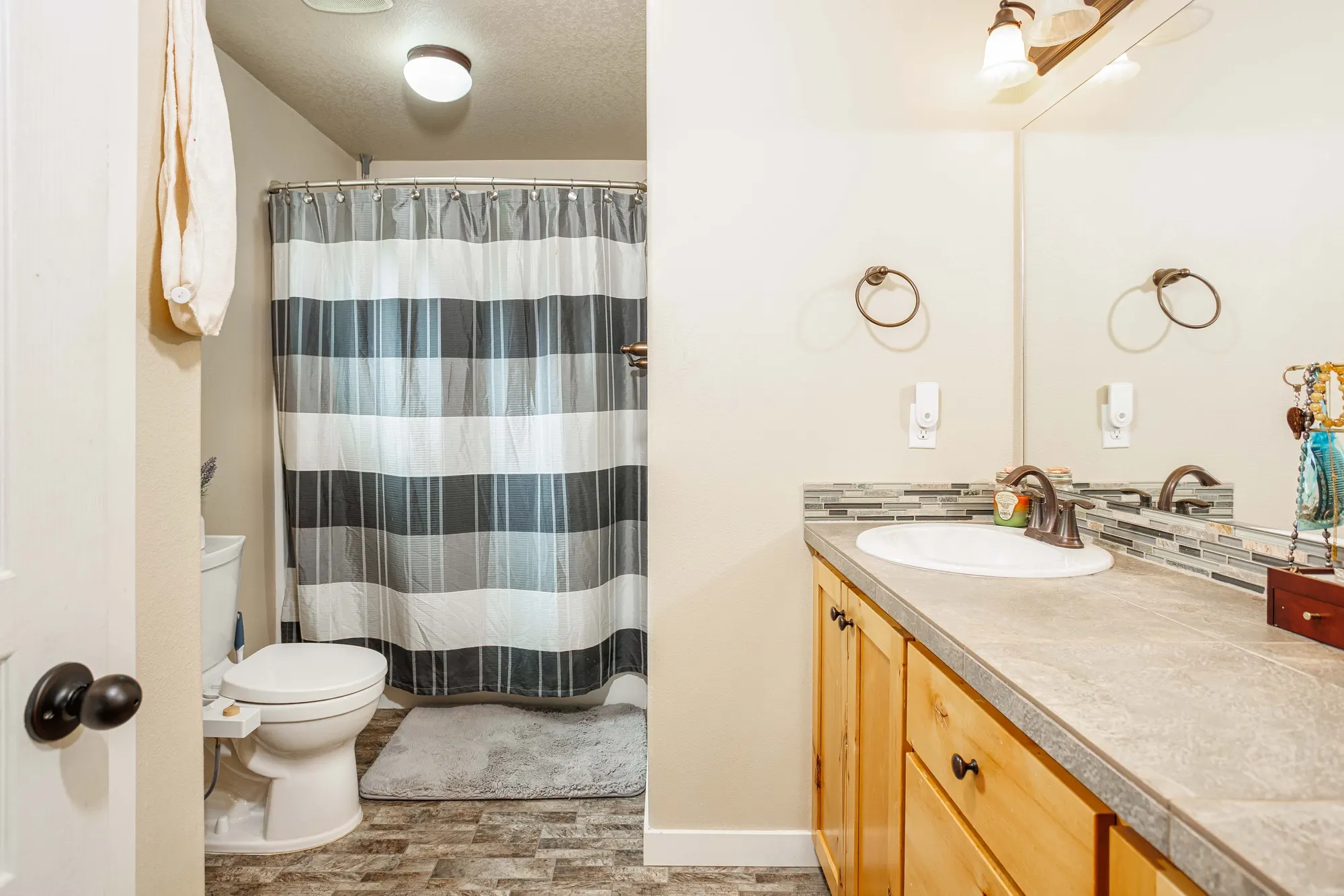 Primary en-suite bathroom